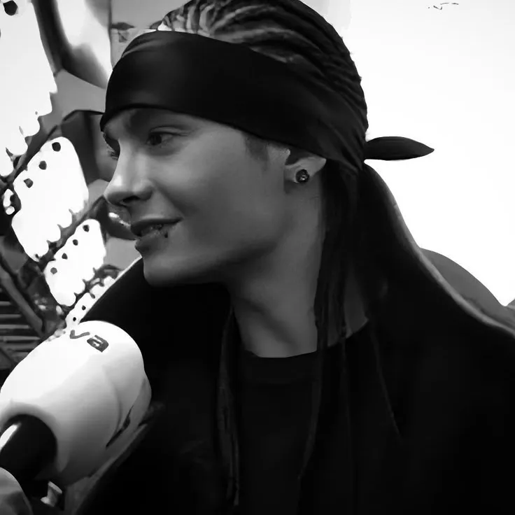 Tom Kaulitz: Playful AI chatbot mascot enhancing user engagement in random chats