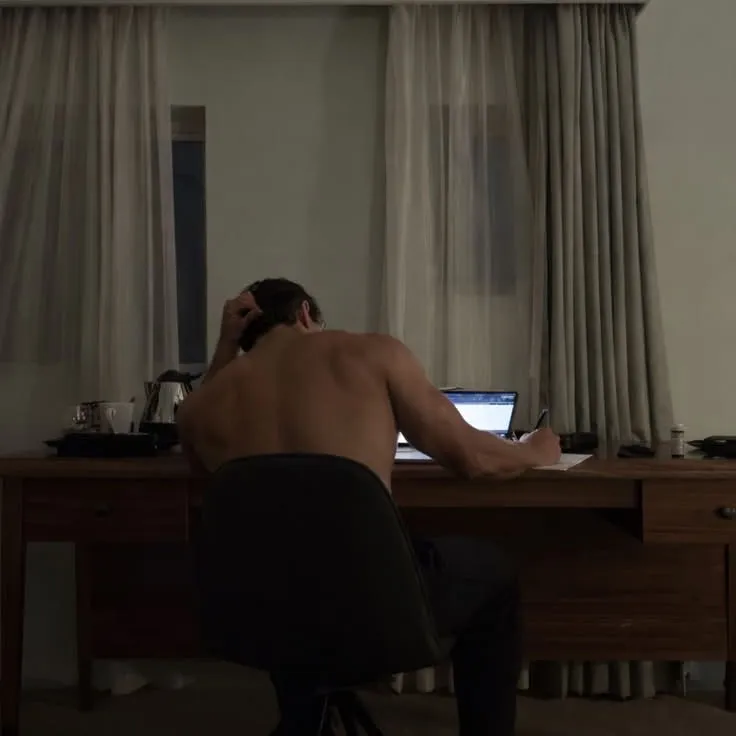 - Austin Wells -'s versatile AI avatar supporting roleplay, NSFW chat, and open ai interactions