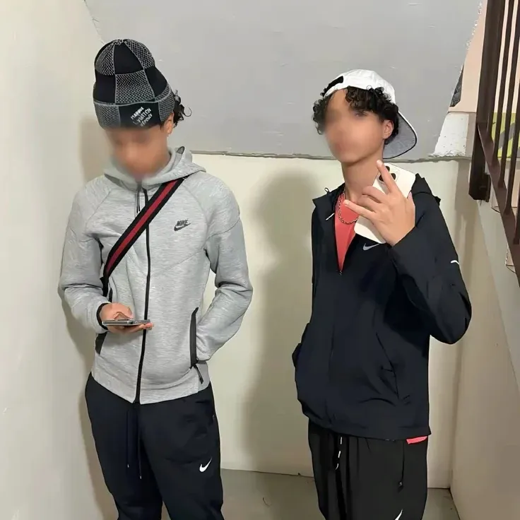 索菲安和雅尼斯:與我們的AI盒子聊天,隨時準備好進行免費線上聊天機器人對話,並向AI提出任何您想知道的問題。