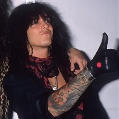 Nikki Sixx: Sürükleyici hikaye anlatımı için fantezi temalı yapay zeka rol yapma karakter çizimi