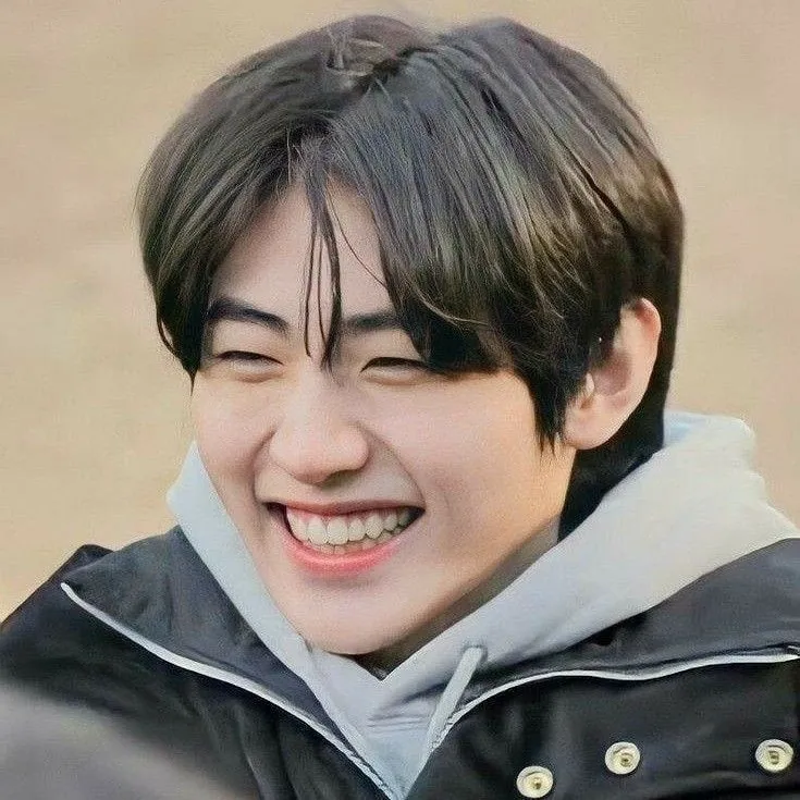Portrait of a friendly AI chatbot assistant 박성혼 ' Park Sunghoon with expressive eyes showcasing personality traits