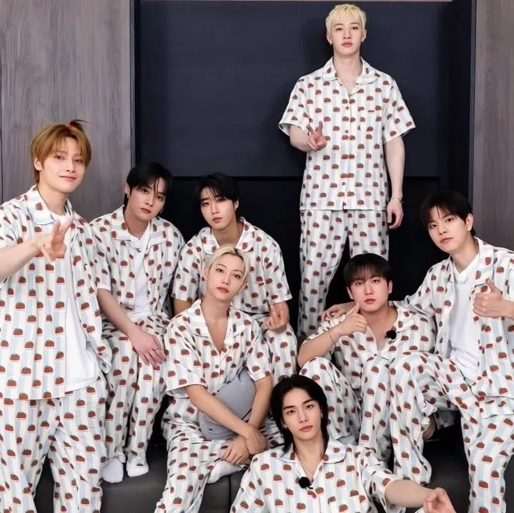 Stray Kids - La pelea: Interfaz de chatbot de IA futurista con chat de voz y rasgos impulsados por redes neuronales