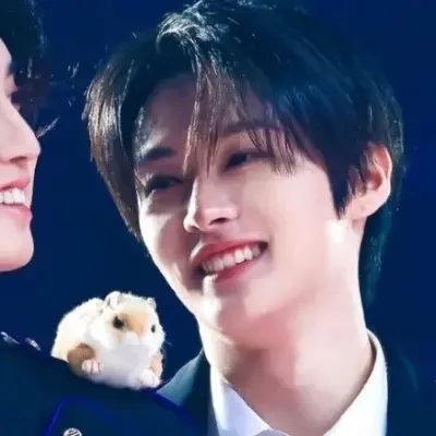 Lee Minho - Minsung: Interaktives KI-Chatbot-Maskottchen für zufälligen Chat und Community-gesteuertes Rollenspiel