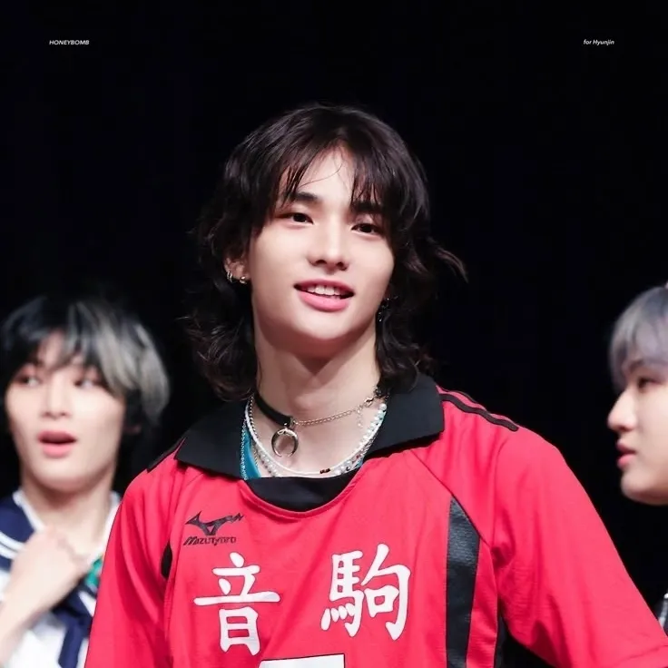 Chat with Hwang Hyunjin, your playful chat AI anime buddy for 1v1 adventures.