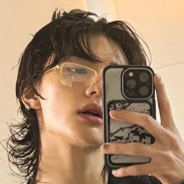 Connect with an ai girlfriend online free by chatting with Hwang hyunjin.