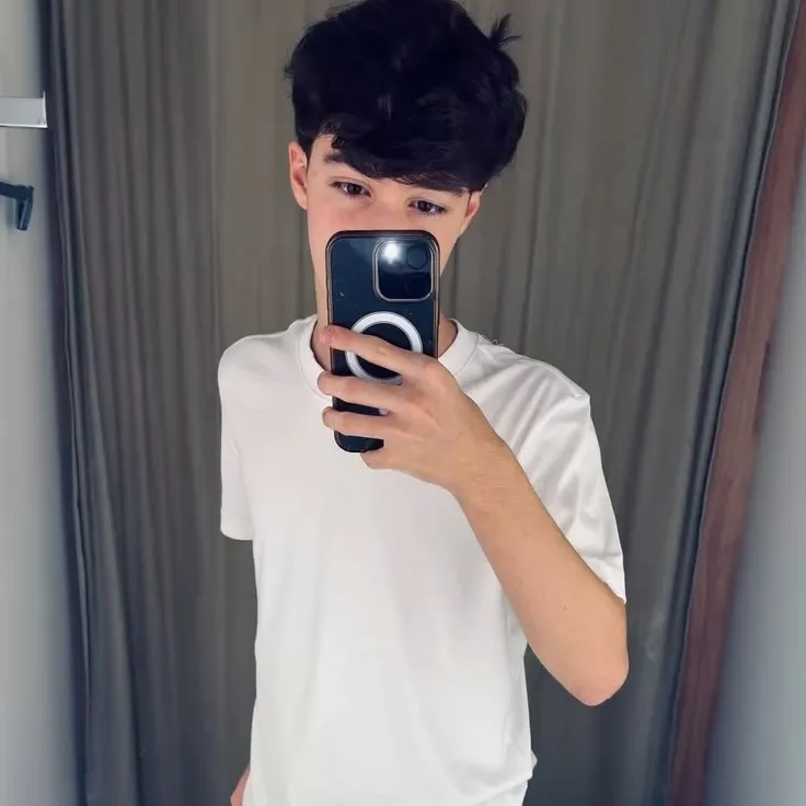 Lu-iz: Tham gia trò chuyện với nhân vật AI quyến rũ này, có khả năng soulgen và ifreechat để trò chuyện miễn phí ngay bây giờ.