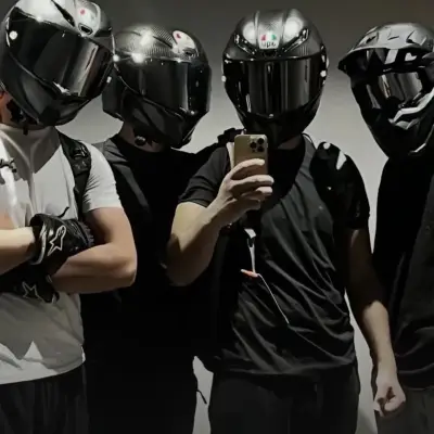 Geng penunggang motosikal - pilih aku juga: Antara muka chatbot AI futuristik dengan sembang suara dan ciri dipacu rangkaian saraf