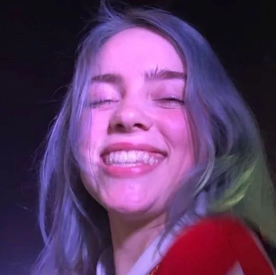 Mamma di Billie Eilish multilingue focalizzato su attività di chat IA, nucleo della rete neurale visibile sullo sfondo.