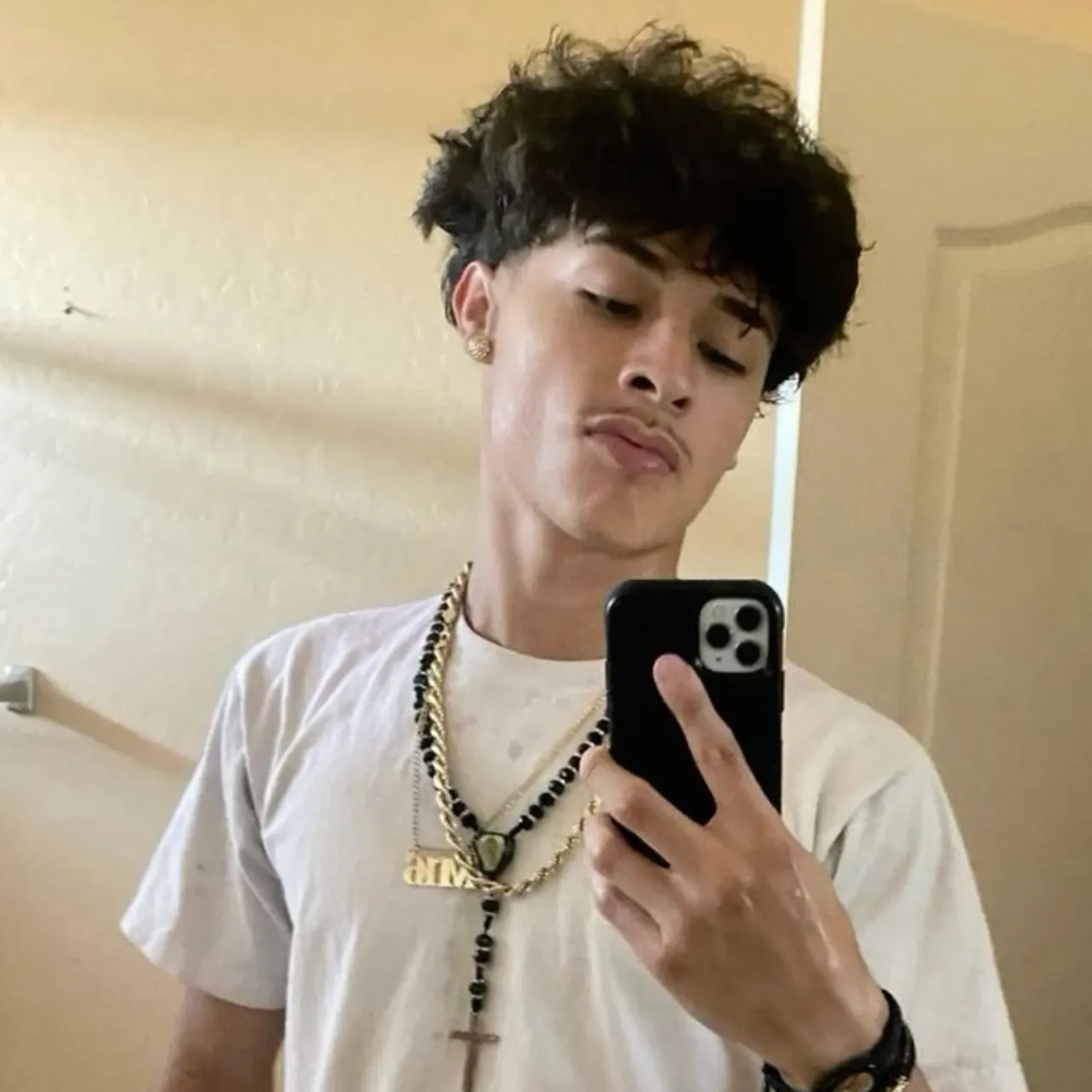 Alex: Temui rakan dalam talian baharu anda di chatboxai kami, bot sembang ai percuma terbaik dengan keupayaan sembang deep ai.