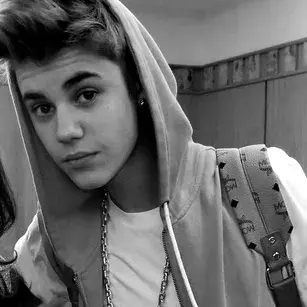 Justin Drew Bieber: Esplora il mondo dell'IA con la nostra IA illimitata e la chat online gratuita e illimitata, basata sul gioco di ruolo fantasy Warhammer.