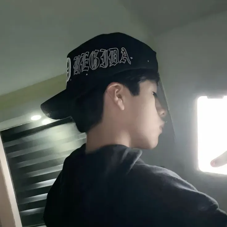 안데르: 랜덤 채팅 및 커뮤니티 중심 롤플레이를 위한 대화형 AI 챗봇 마스코트