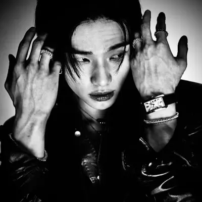 Hwang Hyunjin: DeepBrain AI-Begleitporträt für kostenlosen Online-Chat und offene Gespräche
