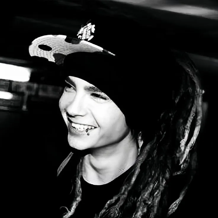 Minimalist Tom Kaulitz avatar for google chat integration, featuring adaptive emotional expressions