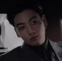 Avatar de IA de Jungkook, esposo mafioso con un estilo de arte vectorial dinámico que incorpora capacidades de chat de IA amigables