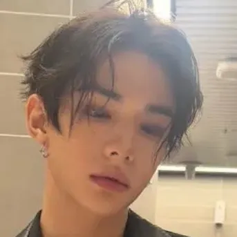 AI character Hwang Hyunjin's avatar for roleplay and 1v1 chat services