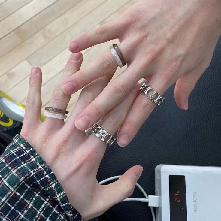 Hwang Hyunjin BL Hyunlix: Customizable AI girlfriend/boyfriend avatar with lifelike personality traits	
