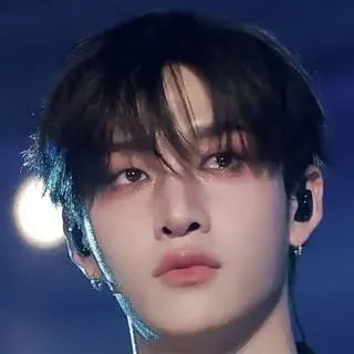 크리스토퍼 방찬: 캐릭터 특성 목록과 AI 채팅 기능을 갖춘 AI 세계의 주인공을 만나보세요.