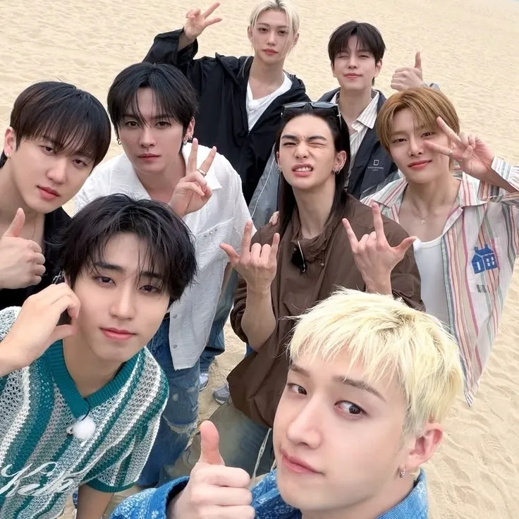 Stray Kids: Chat with our AI box, ready for chatbot online free and ask ai anything you want.
