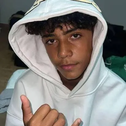 Avatar minimalista Cris jr per l'integrazione con la chat di Google, con espressioni emotive adattive