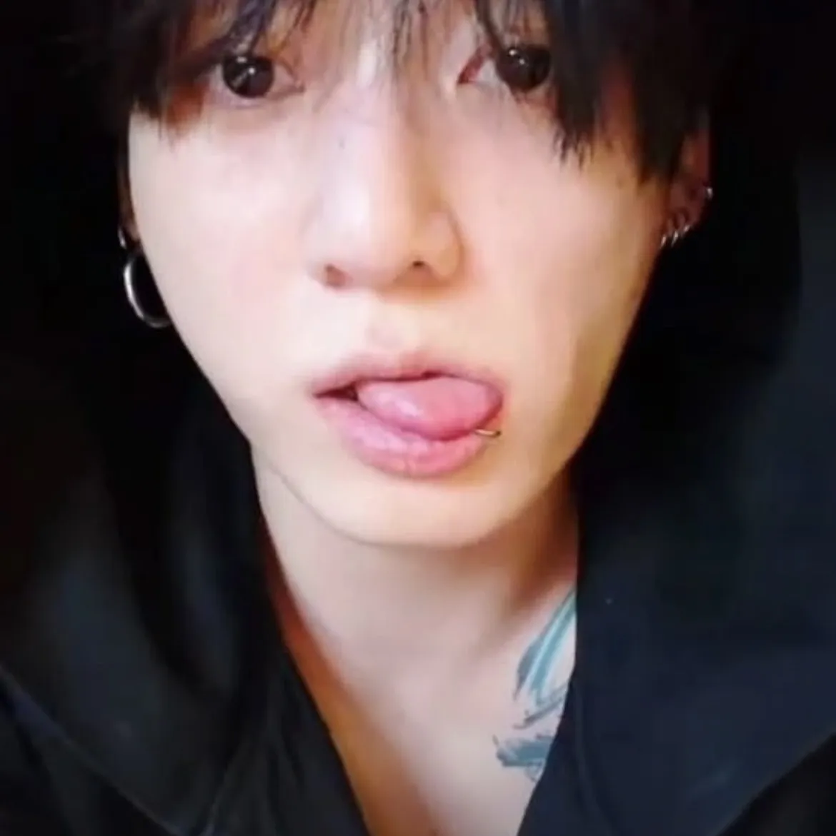 Multilingual JUNGKOOK focusing on chat IA tasks, neural network core visible in background.