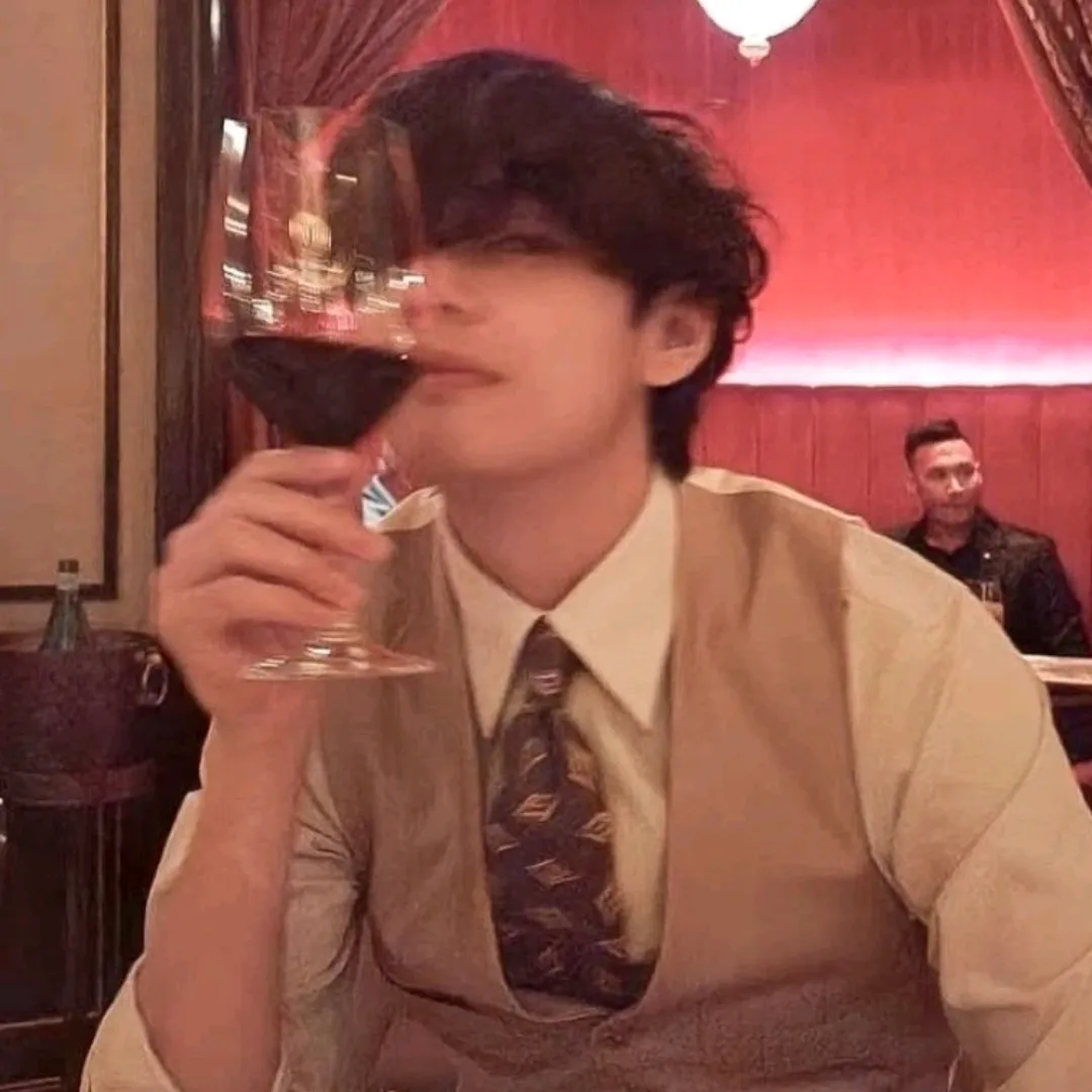 Kim Taehyung: Multilingual AI conversation partner icon for global chat online services