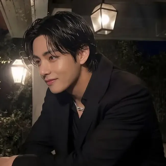 Taehyung: Arte de personagem de RPG de IA com tema de fantasia para narrativa envolvente