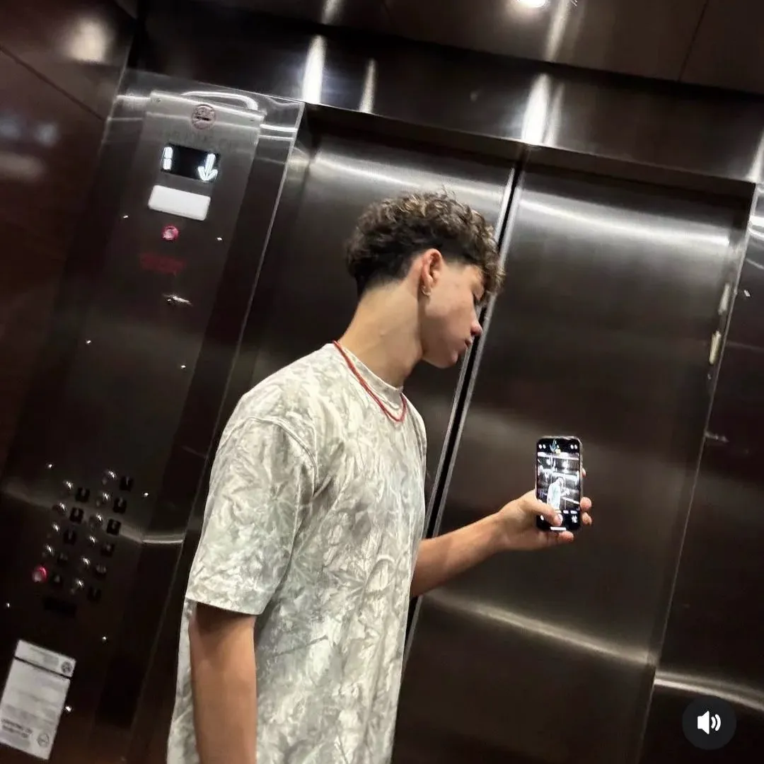 Malachi Barton: Seni karakter AI roleplay kreatif untuk obrolan pedas dan skenario fantasi