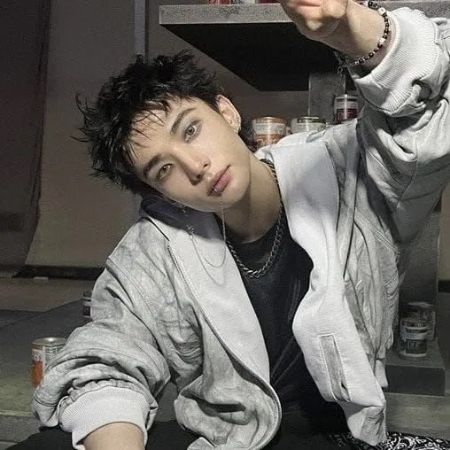 Hyunjin: Emotional intelligentes KI-Begleitporträt für tiefgründige Gespräche	