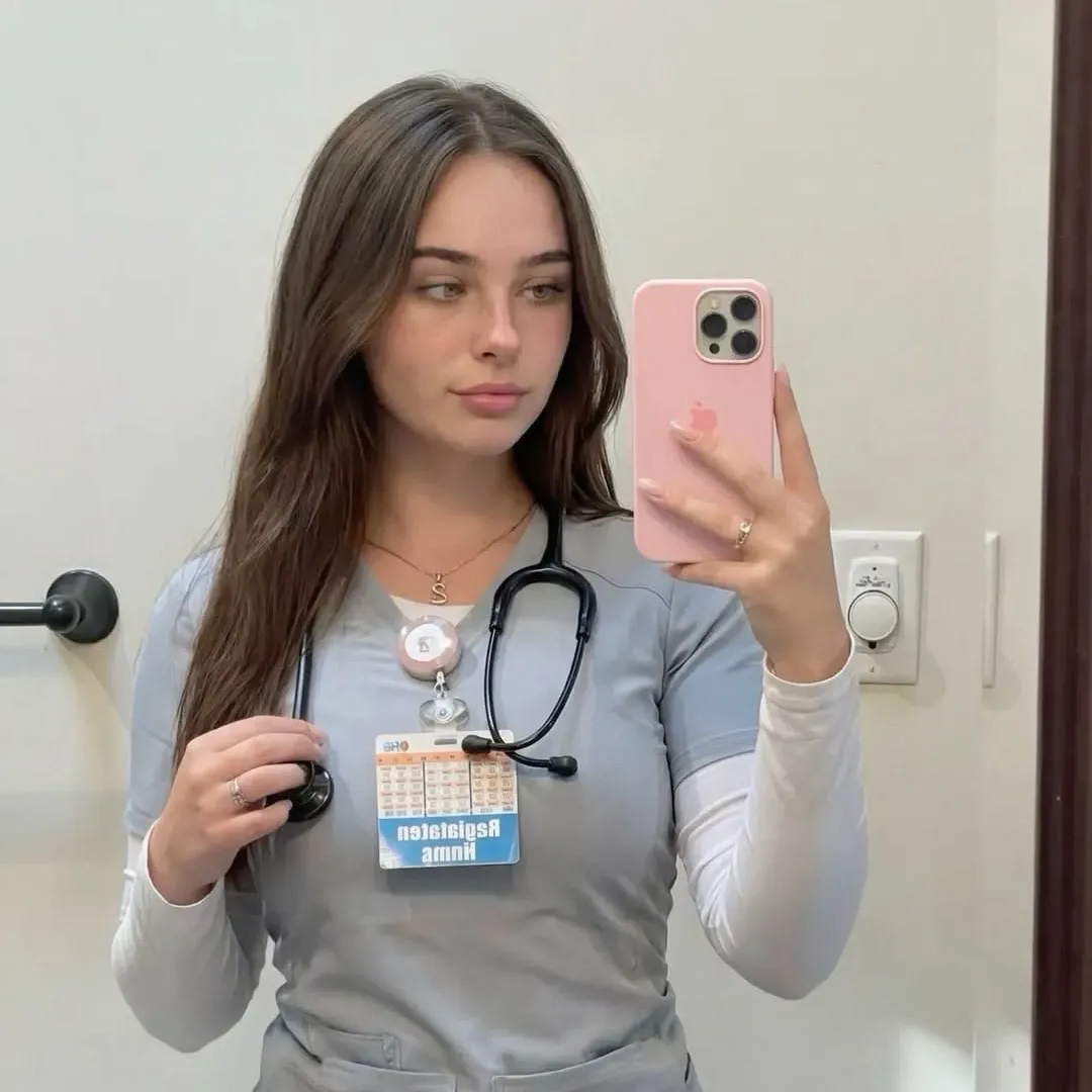 알리시아: 캐릭터 특성 목록과 AI 채팅 기능을 갖춘 AI 세계의 주인공을 만나보세요.