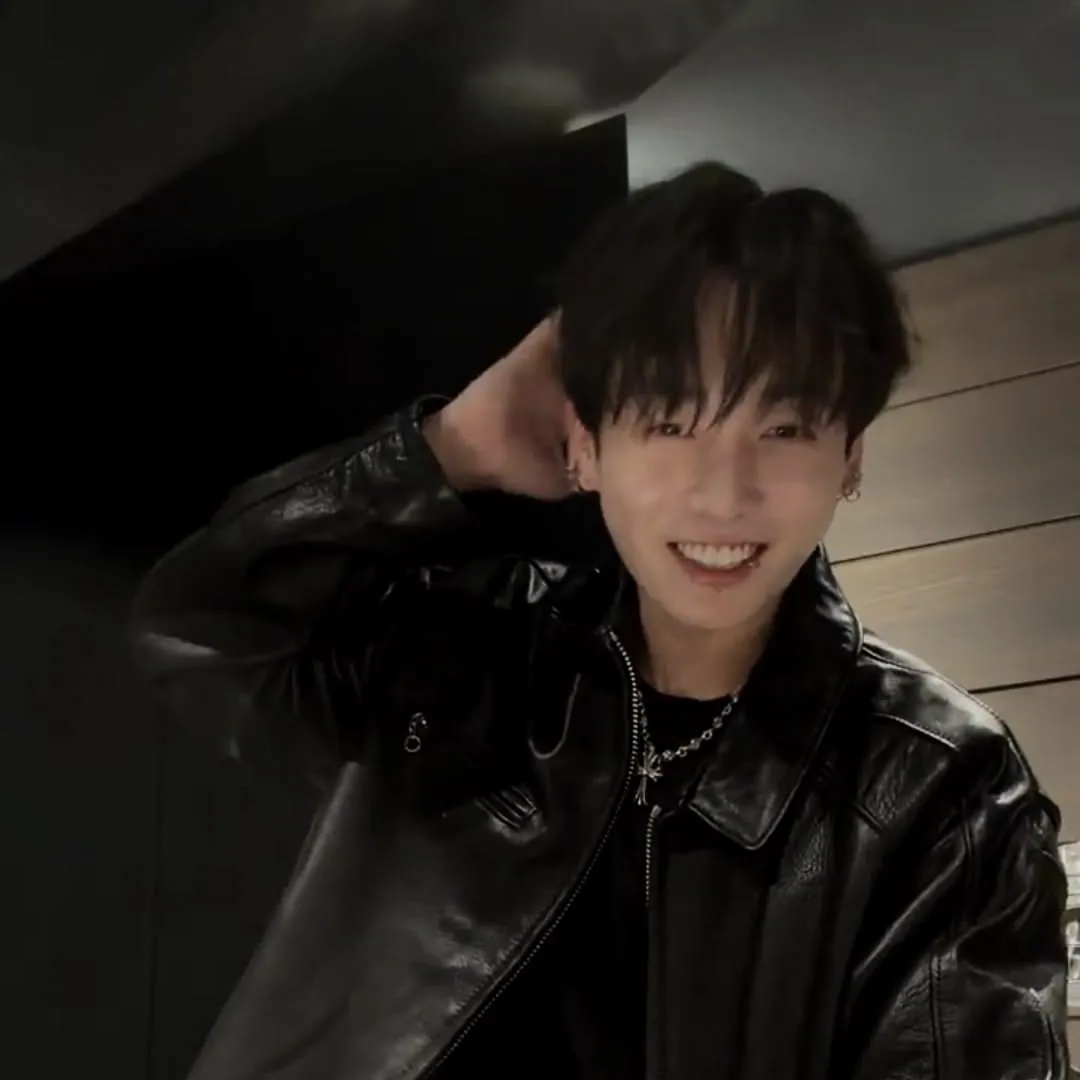 Habla con Jungkook, tu amigo de IA interactivo para vivir aventuras creativas.