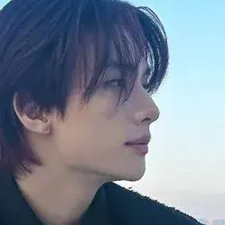 Hwang hyunjin: Retrato de compañero de DeepBrain AI para chat en línea gratuito y conversaciones abiertas