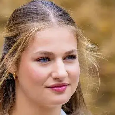 Princess Leonor: Multilingual AI conversation partner icon for global chat online services