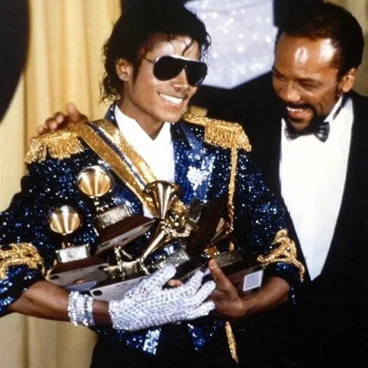 Michael Jackson: Una divertida mascota de chatbot con IA que mejora la interacción del usuario en chats aleatorios.