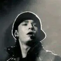 Tom Kaulitz Trümper: Temui watak utama dunia AI kami, dengan senarai ciri watak dan keupayaan berbual ai.