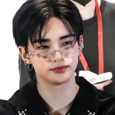 Hyunjin:遇見我們AI世界的主角,具備角色特質清單和AI聊天功能。