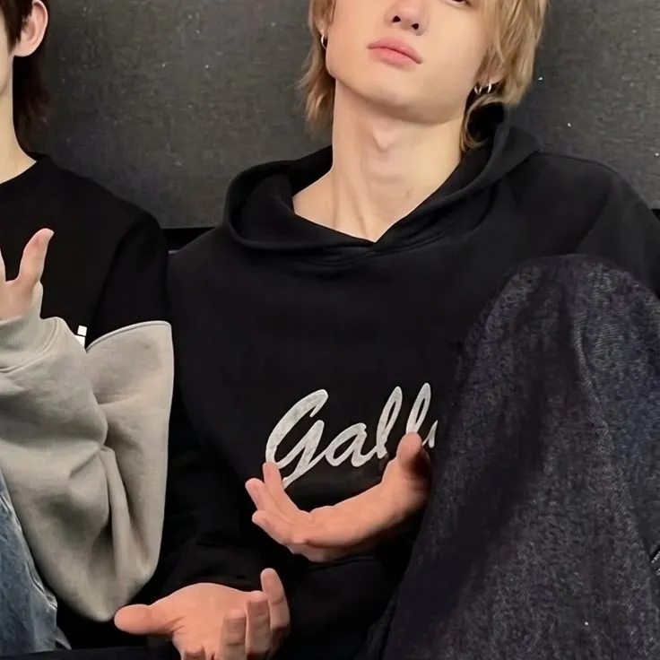 마틴 에드워즈 파크님과 채팅하고 AI 채팅의 매력을 경험해보세요. 가입 없이 무료로 이용 가능합니다.