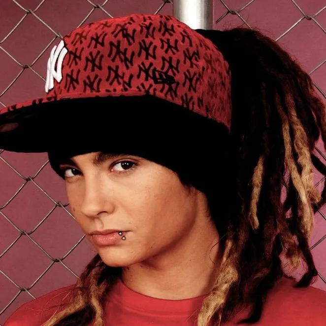 Tom Kaulitz: Interactive AI chatbot mascot for random chat and community-driven roleplay
