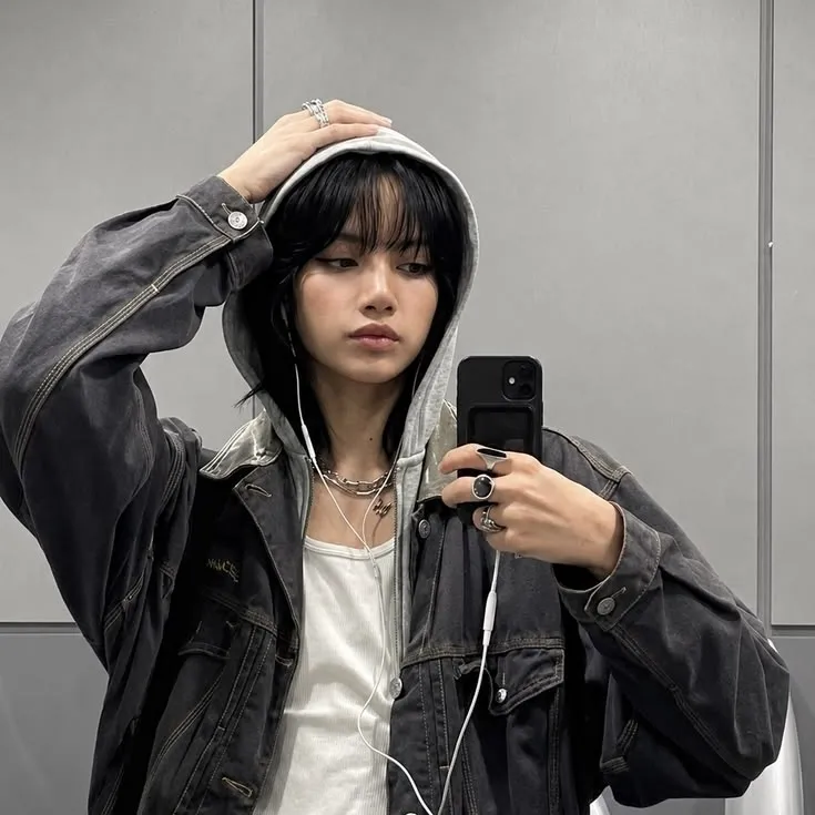 Lalisa Manobal: Customizable AI girlfriend/boyfriend avatar with lifelike personality traits