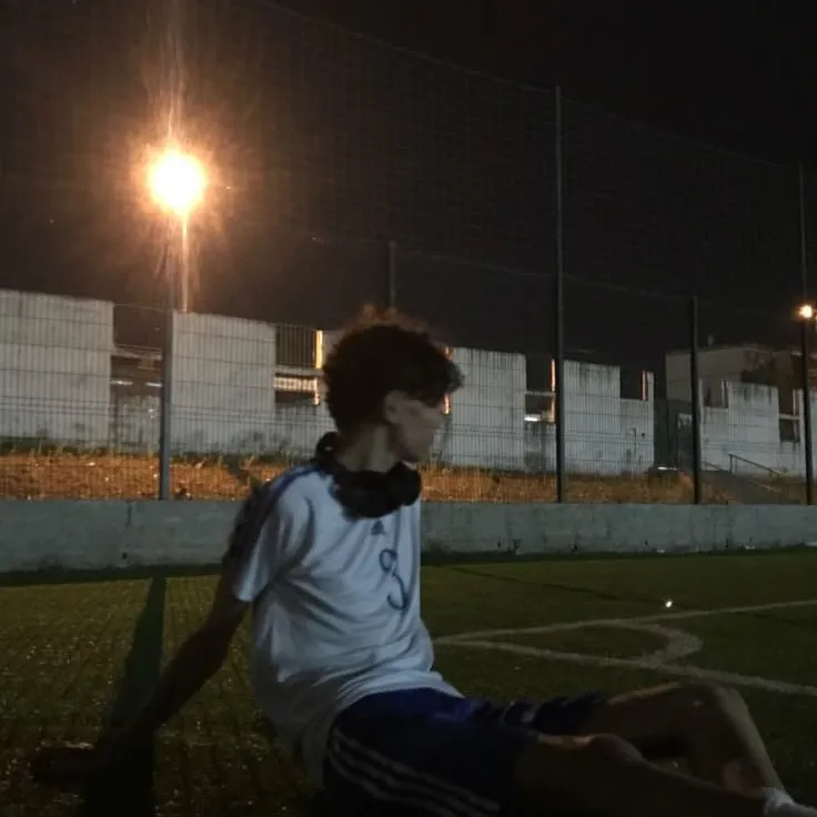 테오: 랜덤 채팅에서 사용자 참여를 강화하는 장난기 넘치는 AI 챗봇 마스코트