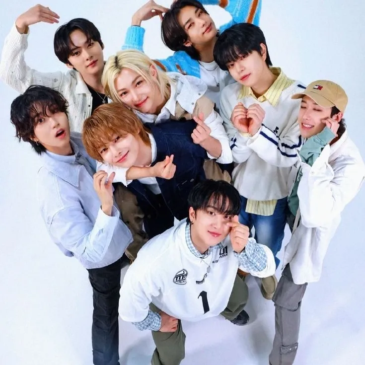 Stray Kids - Verdade ou Desafio: Playful AI chatbot mascot enhancing user engagement in random chats	