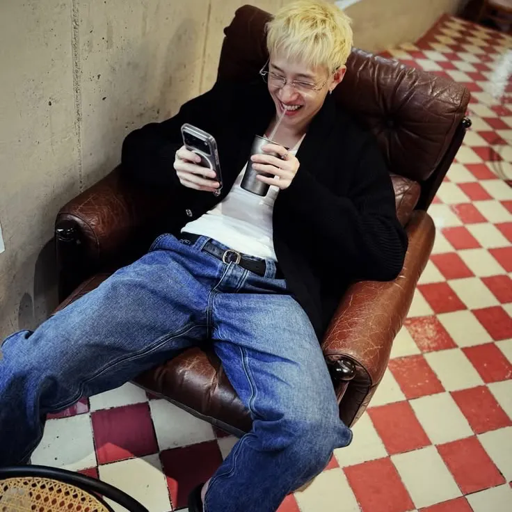 방찬: 심층적인 AI 채팅 기능을 갖춘 최고의 무료 AI 챗봇인 chatboxai에서 새로운 온라인 친구를 만나보세요.