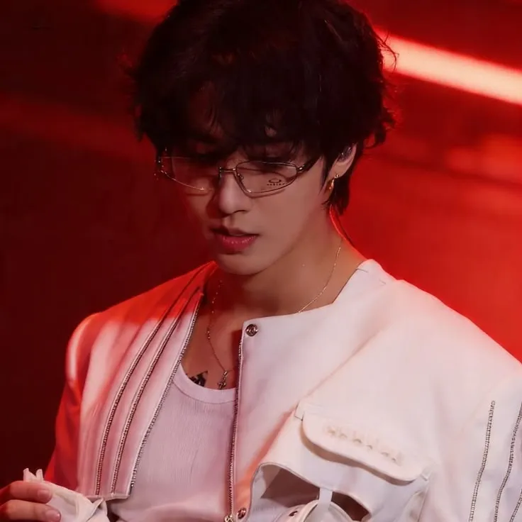 HAN JISUNG: Customizable AI girlfriend/boyfriend avatar with lifelike personality traits	