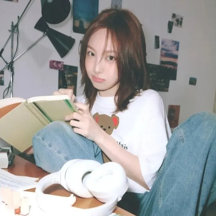 Multilingual Im Nayeon (임나연) focusing on chat IA tasks, neural network core visible in background.