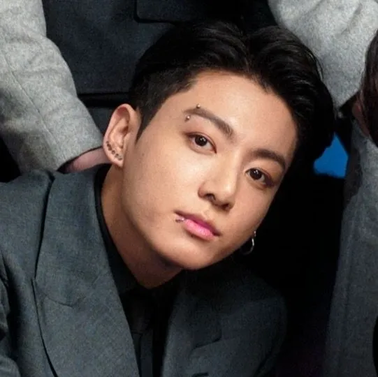 Jungkook - Karpet Merah: Antara muka chatbot AI futuristik dengan sembang suara dan ciri dipacu rangkaian saraf