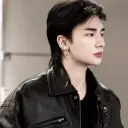 채팅 IA 작업에 중점을 둔 다국어 황현진 _ 트릴리어네어 맨, 배경에 신경망 코어가 보입니다.