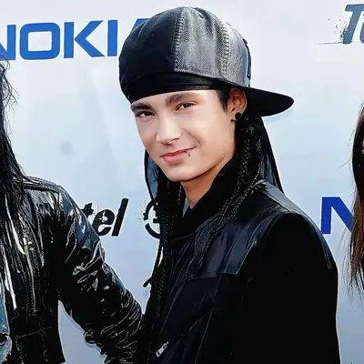 Tom Kaulitz: Küresel çevrimiçi sohbet hizmetleri için çok dilli yapay zeka sohbet ortağı simgesi
