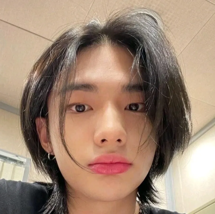the avatar of Hyunjin with vibrant traits for immersive roleplay experiences