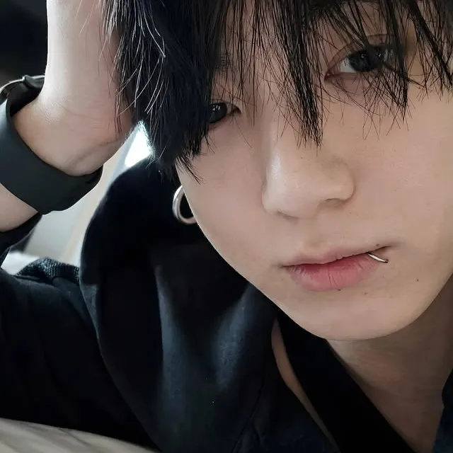 Jungkook - Your Stepfather: Customizable AI girlfriend/boyfriend avatar with lifelike personality traits