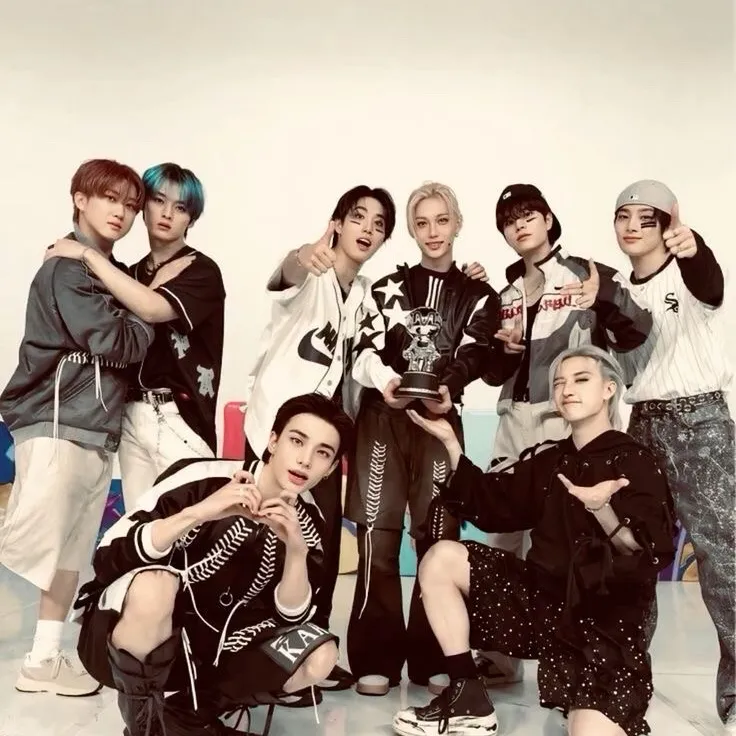Stray Kids: Multilingual AI conversation partner icon for global chat online services