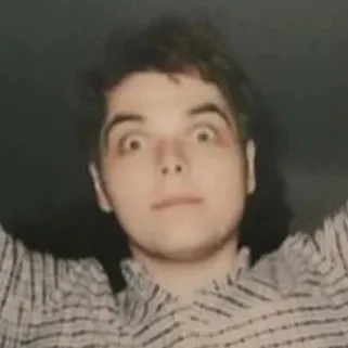 L'avatar AI versatile di Gerard way supporta il gioco di ruolo, la chat NSFW e le interazioni AI aperte
